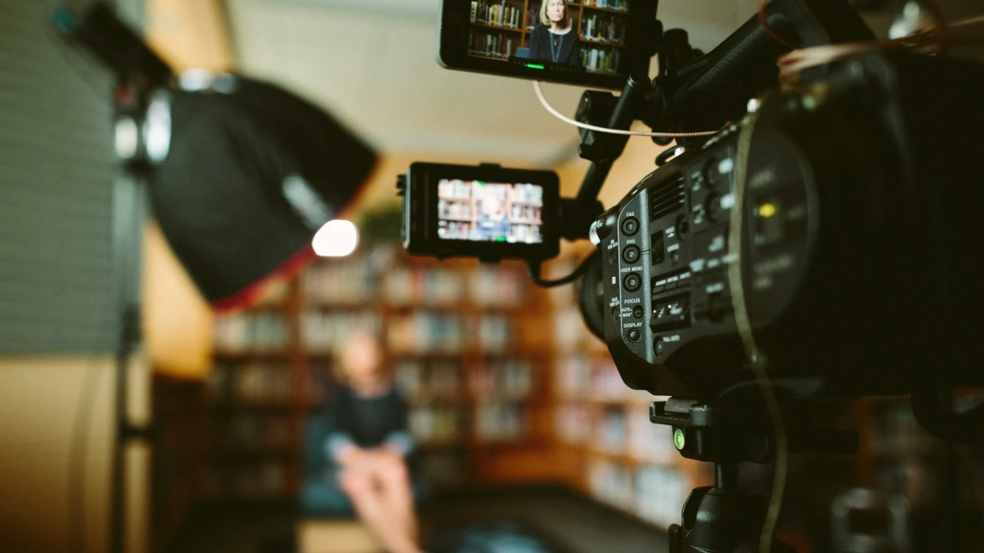 Scaling an E-Commerce Brand with Video: When to Hire a Professional Production Agency