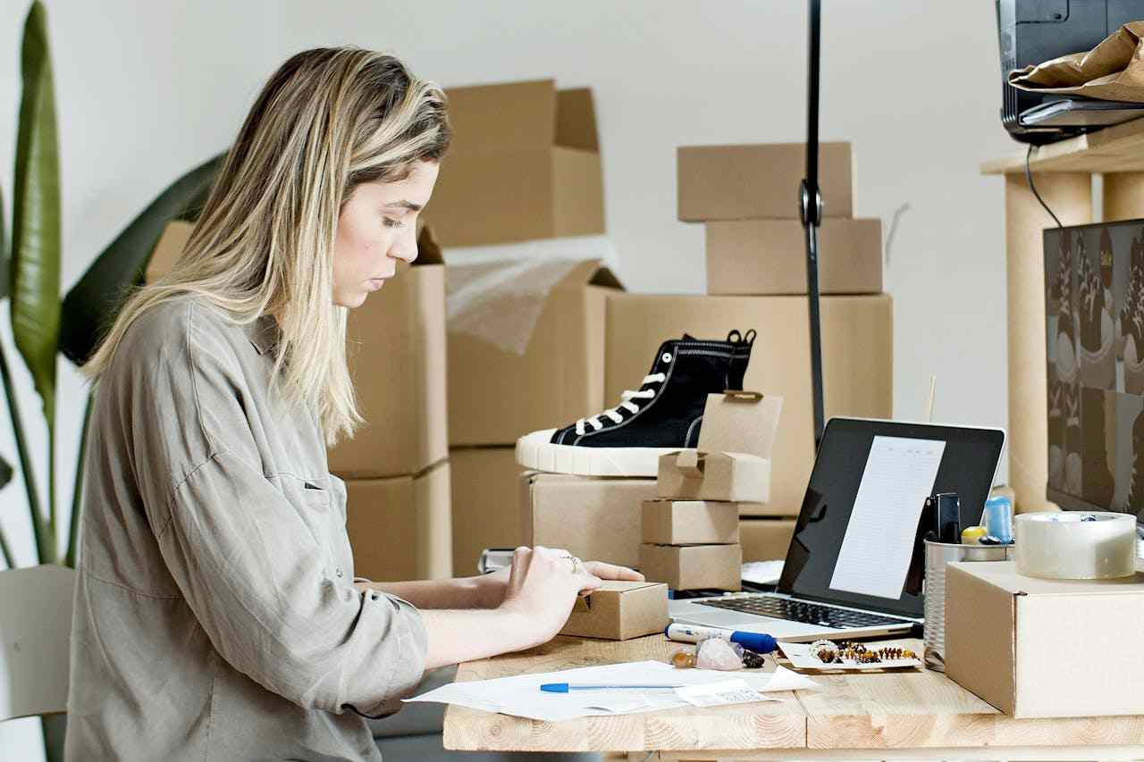 90-Day Transition Plan for Outsourcing Ecommerce Ops: SOPs, KPIs, RACI, Risk